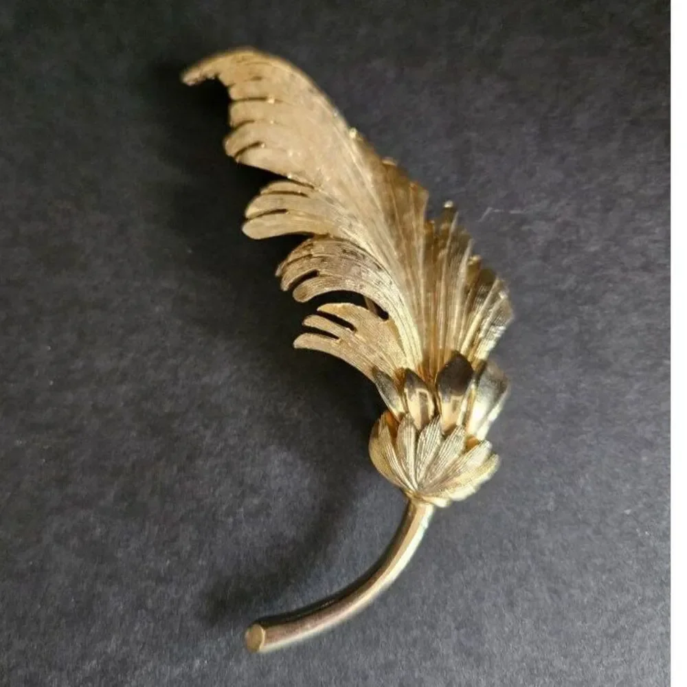 Vintage Ledo 1963 gold tone feather brooch